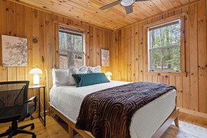 2 habitaciones, escritorio y tabla de planchar con plancha 