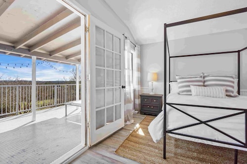 Cozy Cottage just 15 Mins North of Downtown Weatherford!