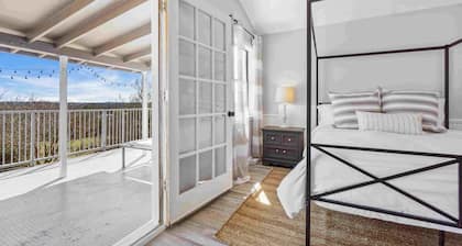 Cozy Cottage just 15 Mins North of Downtown Weatherford!