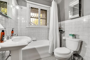 House, Multiple Beds, Fireplace, Garden View | Bathroom | Towels