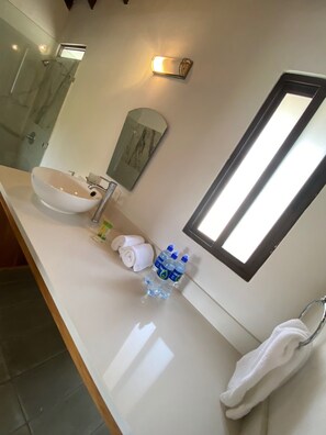 Douche, articles de toilette gratuits, serviettes fournies, savon