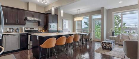 Køleskab, mikrobølgeovn, ovn, kogeplade