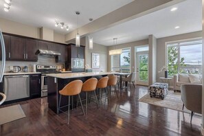 Réfrigérateur, four à micro-ondes, un four, surface de cuisson