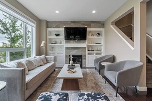 تلفزيون ذكي، مدفأة، مكتب