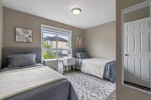 3 bedrooms, desk, iron/ironing board, free WiFi