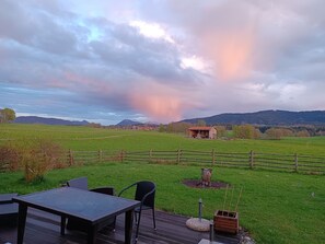 Outdoor dining - <br>Last Minute - from 28.10. 22 to 6.11.22 Dream house in the golden fall in Bergen (Waakirchen)