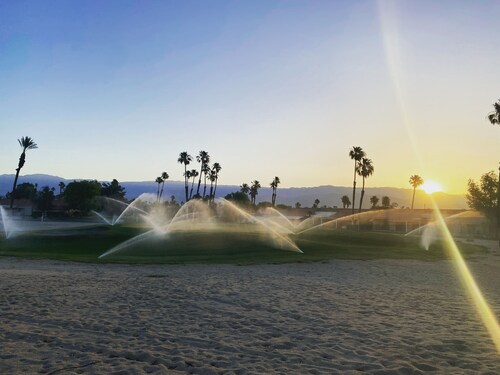 Palm Desert retreat right on the golf course with King en-suite 