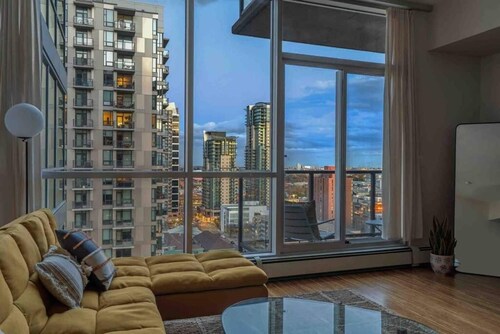 2BR Condo in Beltline near Restaurants & Shops including Parking