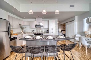 Réfrigérateur, micro-ondes, four, plaque de cuisson