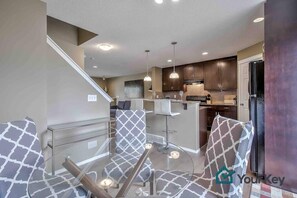 Interior - Perfect Townhome with Large Bedrooms and Parking for 2 Vehicles (Calgary)