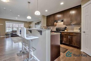 Fridge, microwave, oven, stovetop - Perfect Townhome with Large Bedrooms and Parking for 2 Vehicles (Calgary)
