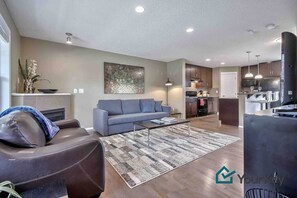 TV, offices - Perfect Townhome with Large Bedrooms and Parking for 2 Vehicles (Calgary)