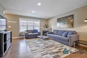 TV, offices - Perfect Townhome with Large Bedrooms and Parking for 2 Vehicles (Calgary)