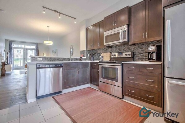 Fridge, microwave, oven, stovetop