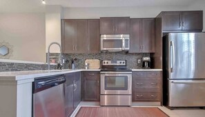 Réfrigérateur, four à micro-ondes, un four, surface de cuisson