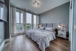 2 habitaciones, escritorio, tabla de planchar con plancha y wifi gratis 