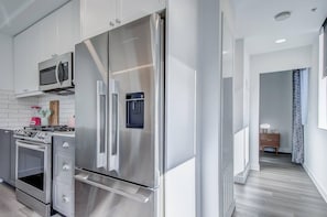 Frigorifero, microonde, forno, piano cottura