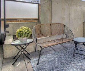 Terrace/patio - Vibrant & Modern Condo with Patio near LRT (Calgary)