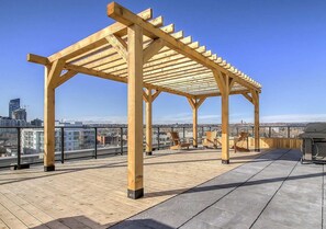 Outdoor dining - Vibrant & Modern Condo with Patio near LRT (Calgary)