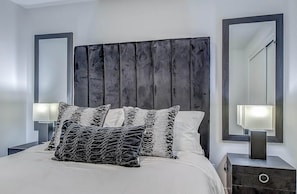 1 habitación, tabla de planchar con plancha, wifi gratis y ropa de cama