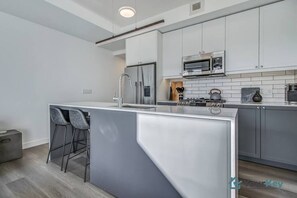 Een koelkast, een microgolfoven, een oven, een kookplaat