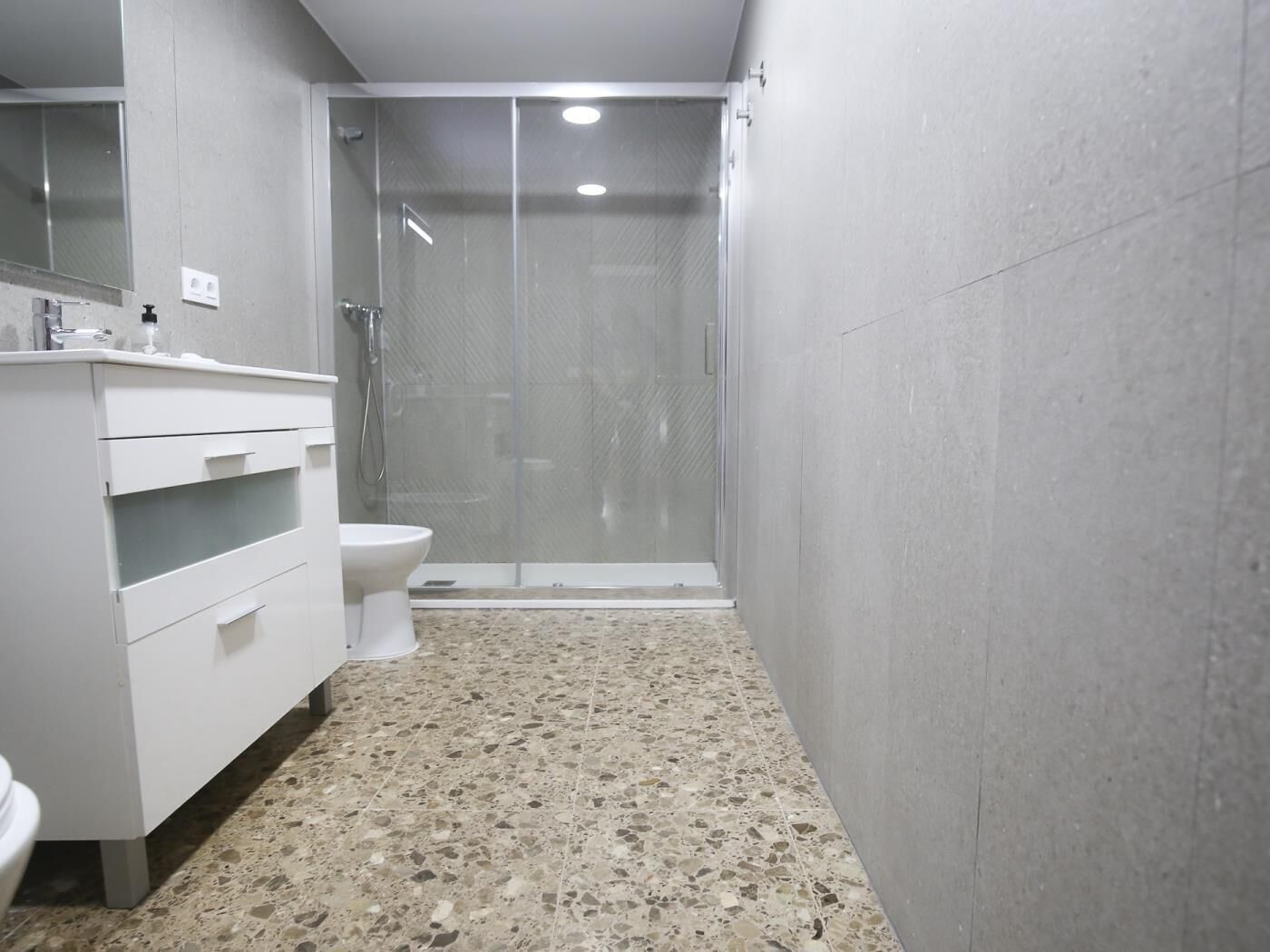 Een douche, handdoeken