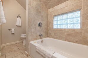 Ensemble douche/baignoire, sèche-cheveux, serviettes fournies, savon