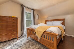 3 bedrooms, desk, iron/ironing board, travel cot - Experience Twin Cites, Spacious, Entire House (Saint Paul)