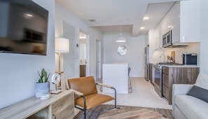 Smart TV - Timeless & Contemporary Condo in Kensington with Large Patio (Calgary)