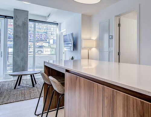 Timeless & Contemporary Condo in Kensington with Large Patio