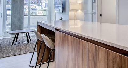 Timeless & Contemporary Condo in Kensington with Large Patio