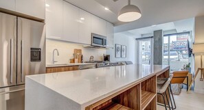 雪櫃、微波爐、焗爐、爐具