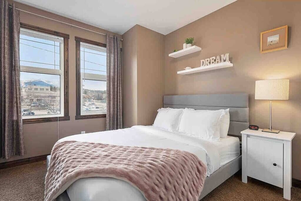 3BR Townhome Near River & Skiing