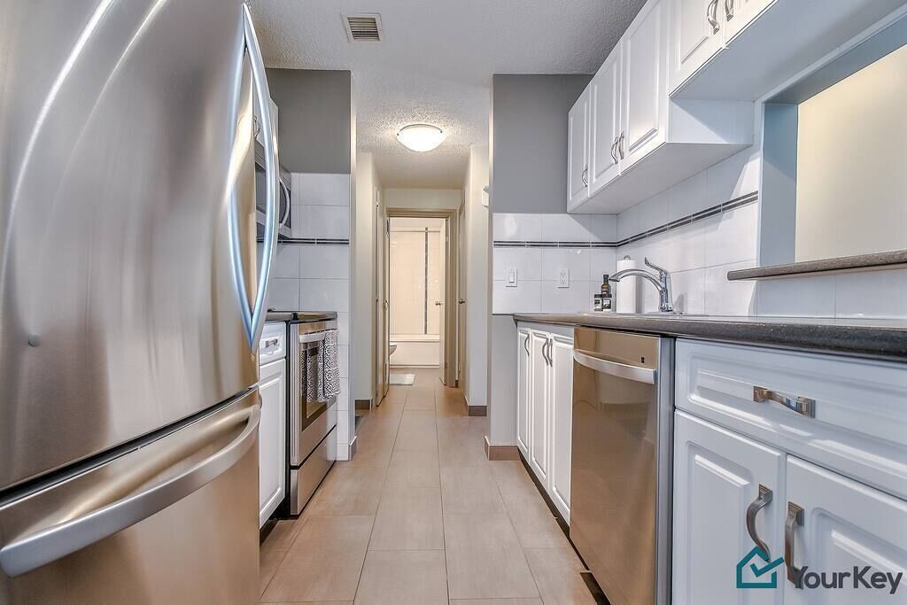 2BR 1BA Near 17th Ave with Parking