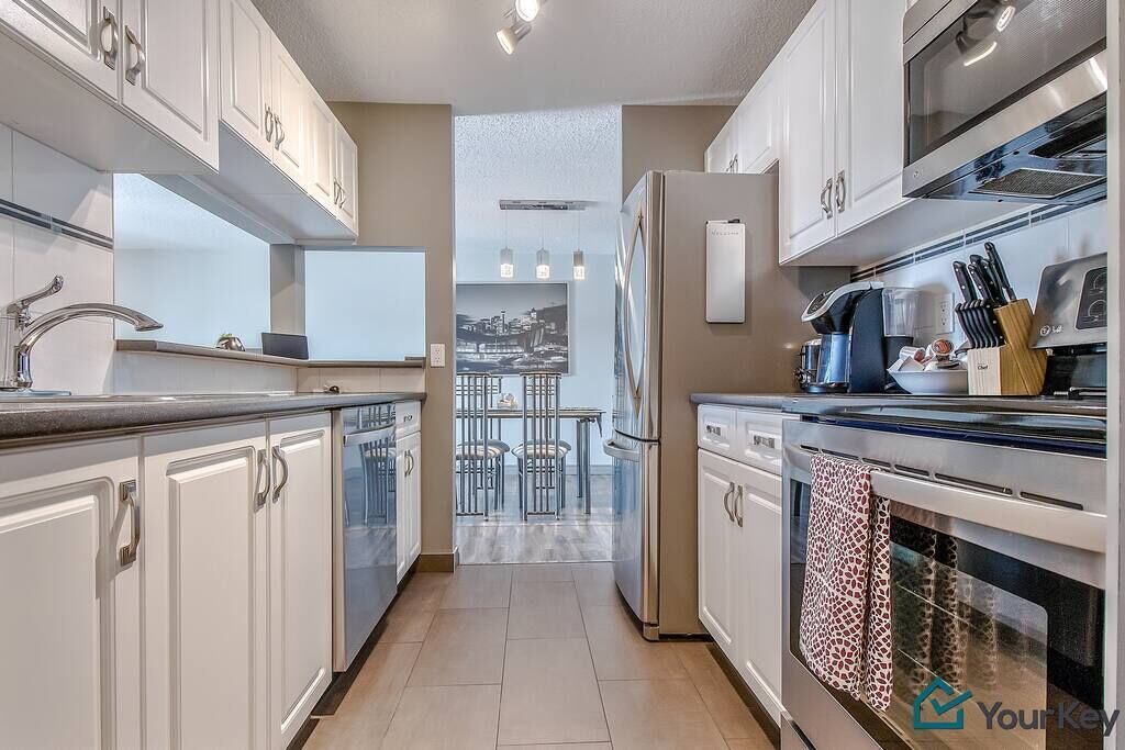 2BR 1BA Near 17th Ave with Parking