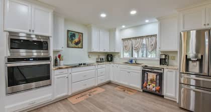 4/4 Main home with 2/1 guest cottage, Private 10 Acre Home -2 min drive from WEC