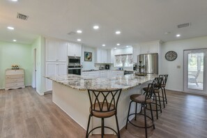 Fridge, microwave, oven, stovetop - 4/4 Main home with 2/1 guest cottage, Private 10 Acre Home -2 min drive from WEC (Ocala)