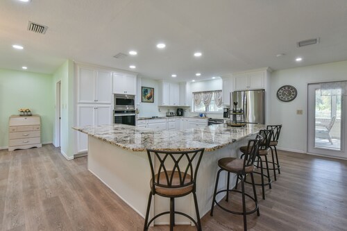 4/4 Main home with 2/1 guest cottage, Private 10 Acre Home -2 min drive from WEC