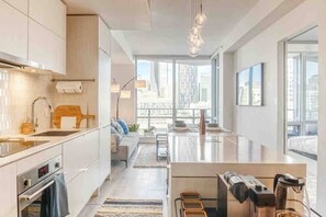 ثلاجة، ميكروويف، فرن، موقد طهي مسطح