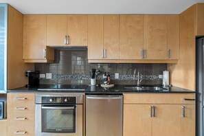 Réfrigérateur, four à micro-ondes, un four, surface de cuisson