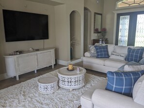 Smart TV, offices - Cape Coral Paradise: Executive Home, weekly & monthly rates upon request. (Cape Coral)
