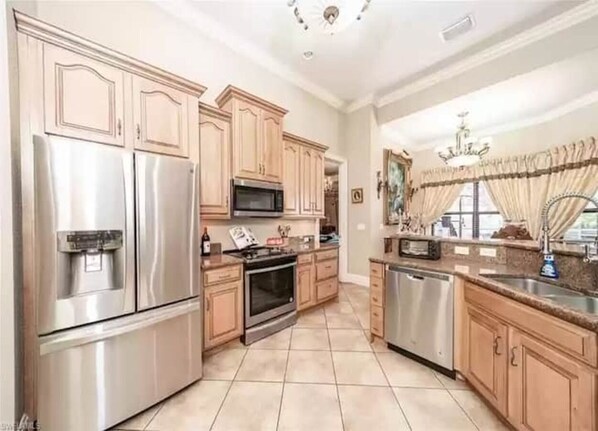 冷蔵庫、電子レンジ、オーブン、コンロ