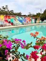 Una piscina al aire libre