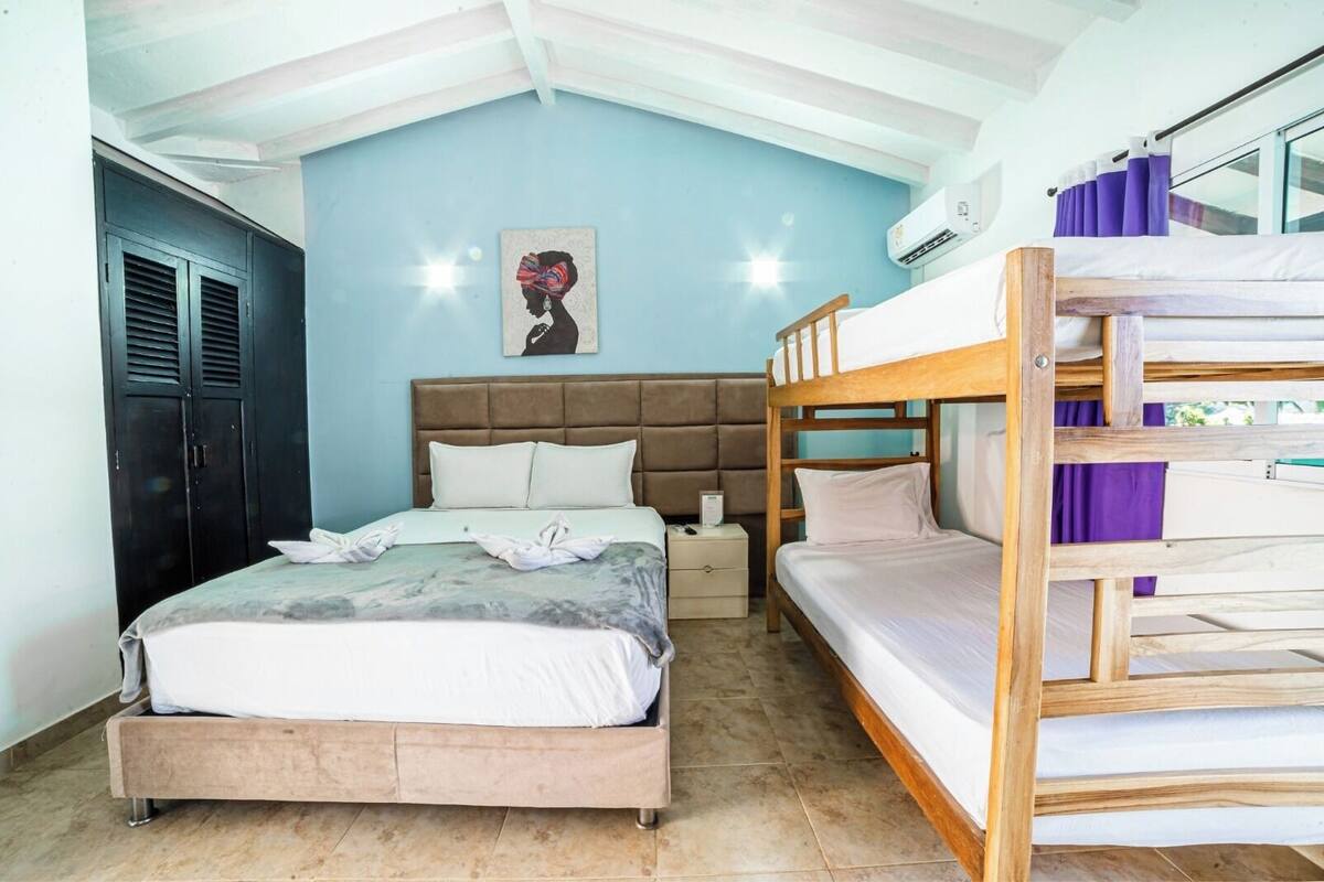 Habitación cuádruple estándar | Ropa de cama de alta calidad, wifi gratis y ropa de cama