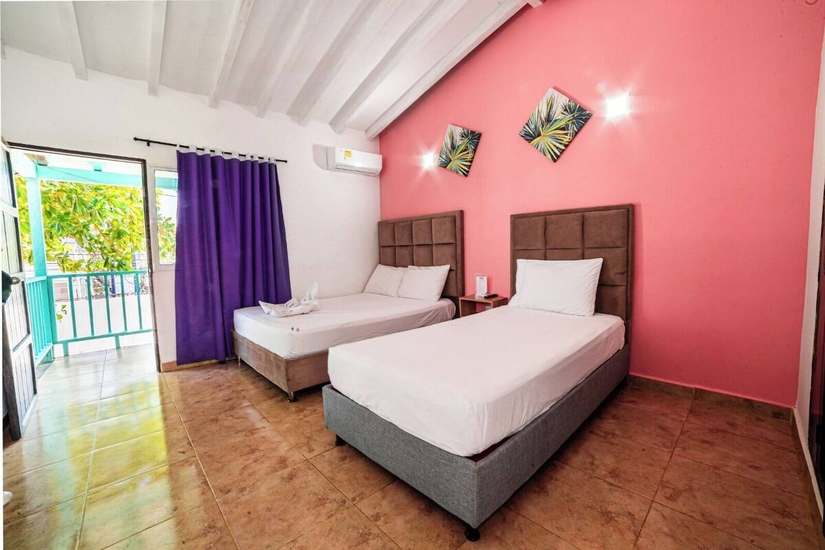 Habitación triple estándar | Ropa de cama de alta calidad, wifi gratis y ropa de cama