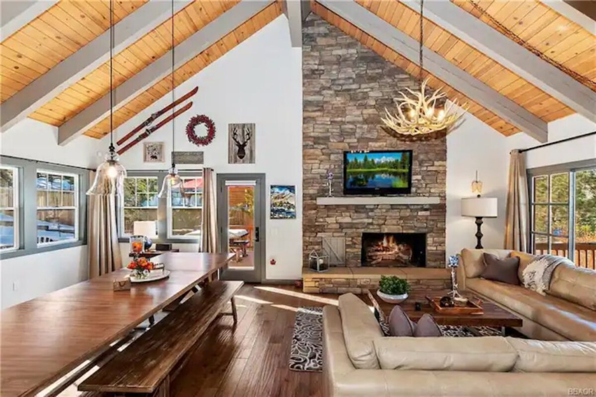 Bleu J Cabin: Fully Fenced Yard, Close to All, Cozy Cabin Charm!