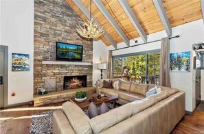 Una Smart TV, una chimenea