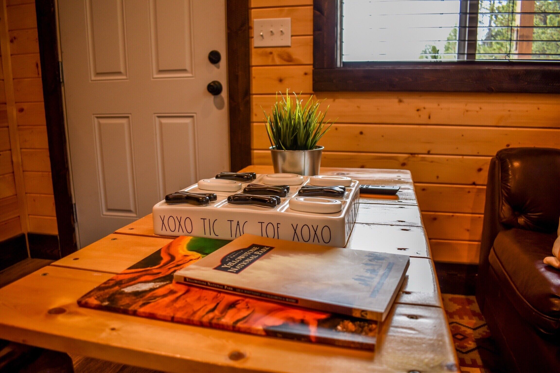 SUPER CUTE RUSTIC & CLEAN HOME 40 minutes to YNP