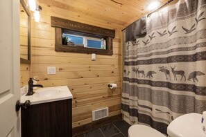 Combined shower/bathtub, hair dryer, towels, soap - SUPER CUTE RUSTIC & CLEAN HOME 40 minutes to YNP (Island Park)