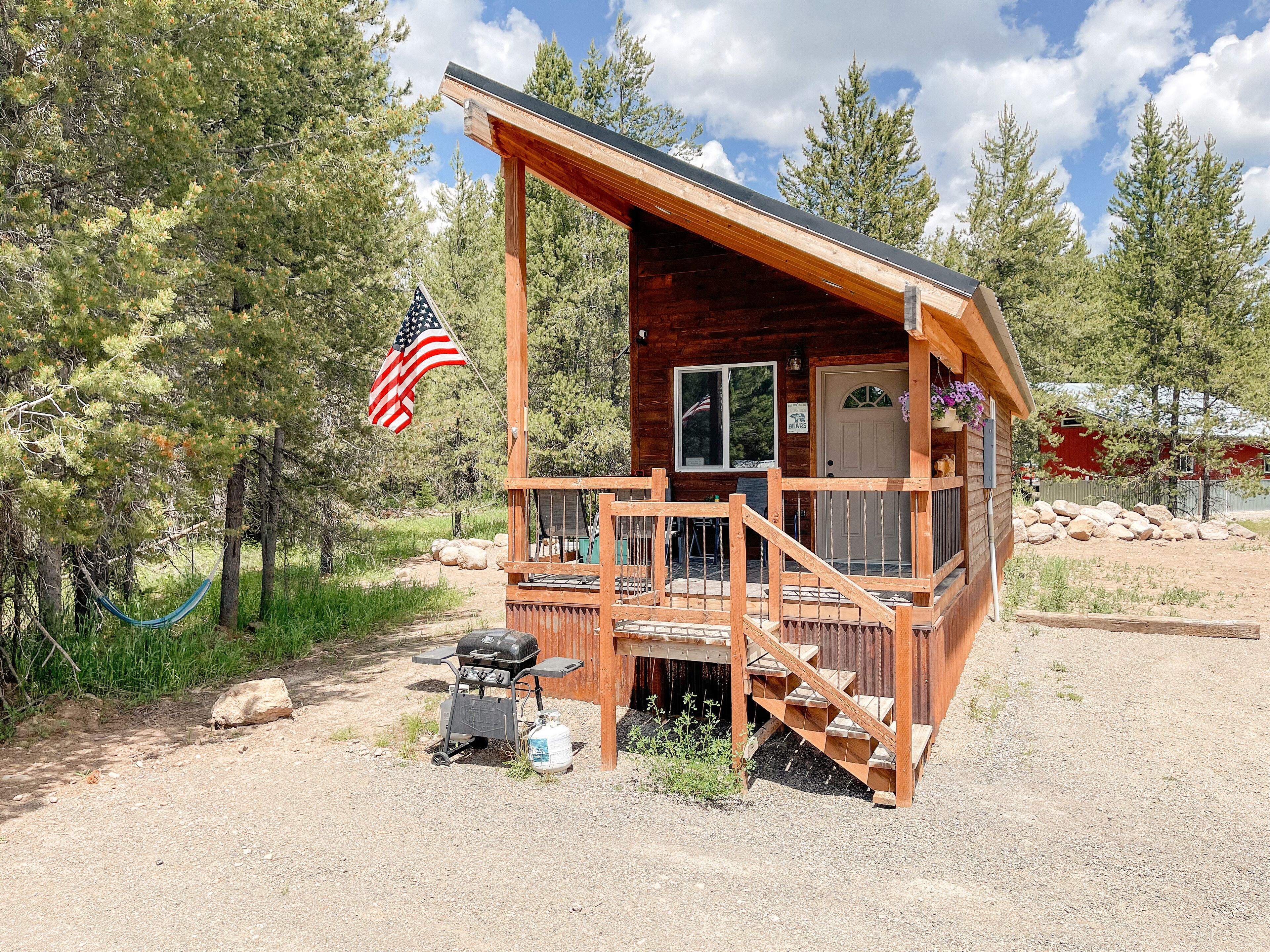 SUPER CUTE RUSTIC & CLEAN HOME 40 minutes to YNP
